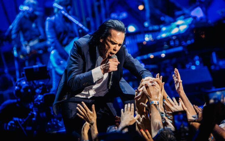 Nick Cave célèbre la 300e entrée de Red Hand Files en posant une question à ses fans