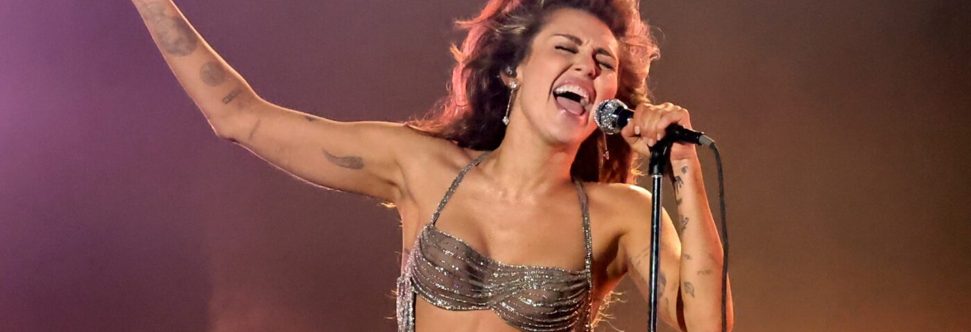 Écoutez le nouveau single de Miley Cyrus, « Beautiful That Way », pour le film avec Pamela Anderson