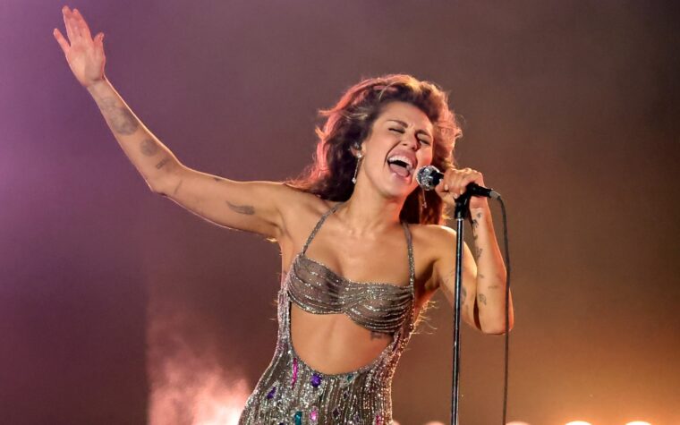 Écoutez le nouveau single de Miley Cyrus, "Beautiful That Way", pour le film avec Pamela Anderson