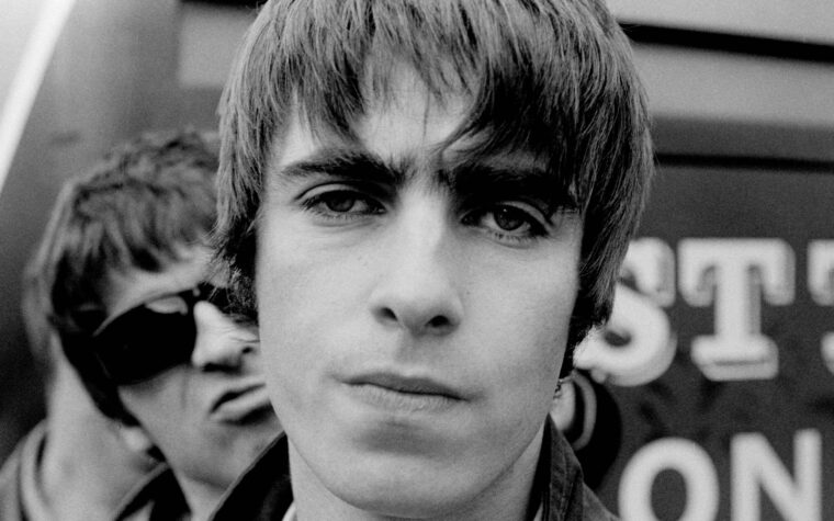Oasis sur la bonne voie pour atteindre le numéro un avec `` n'importe quoi '' après 31 ans