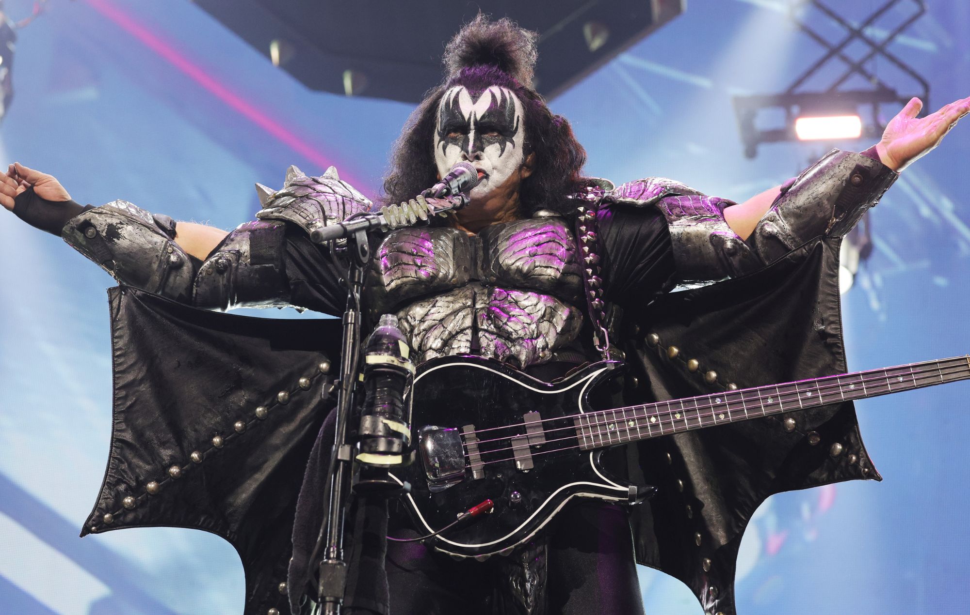 Gene Simmons de KISS se produit lors de la tournée mondiale KISS : End of the Road au Madison Square Garden le 1er décembre 2023 à New York.