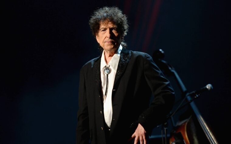 Regardez Bob Dylan interpréter « Desolation Row » avec une petite clé