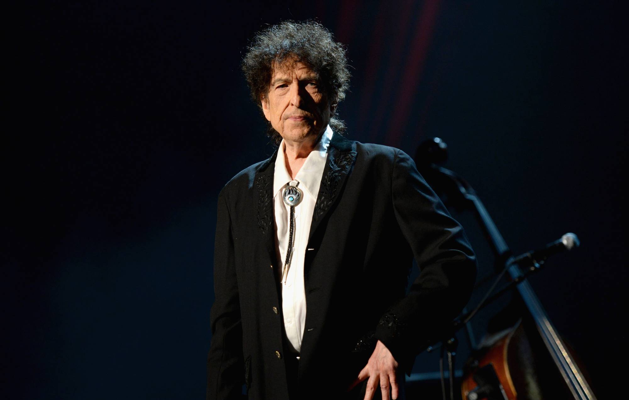 Bob Dylan s'exprime sur scène lors du gala de la personne de l'année 2015 de MusiCares. (Photo de Michael Kovac/WireImage)