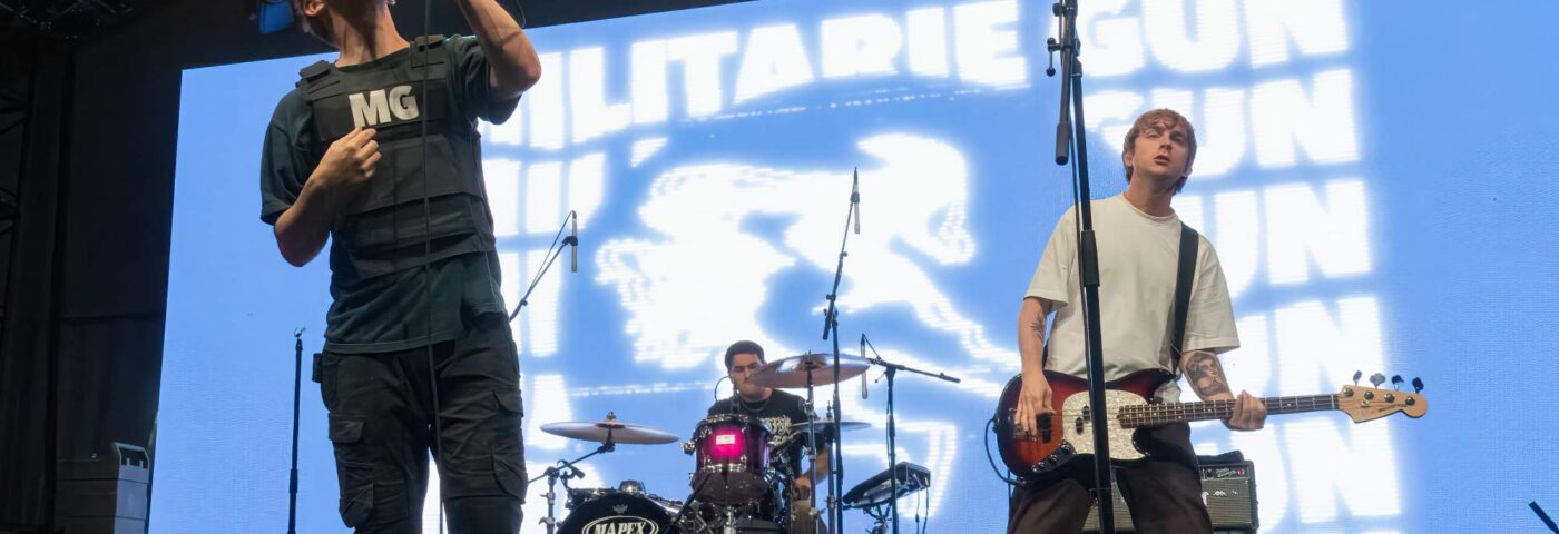 Regardez Bob Mould rejoindre Militarie Gun pour reprendre « Makes No Sense At All » de Hüsker Dü