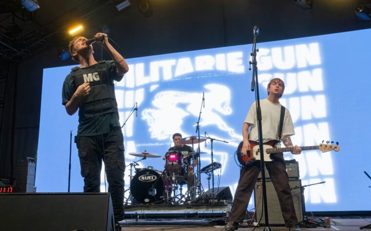 Regardez Bob Mould rejoindre Militarie Gun pour reprendre « Makes No Sense At All » de Hüsker Dü