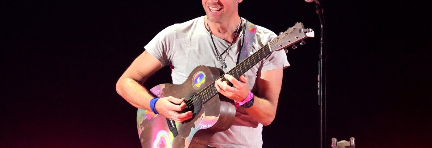 Regardez Chris Martin déguisé chanter « All My Love » de Coldplay dans un bar karaoké de Las Vegas
