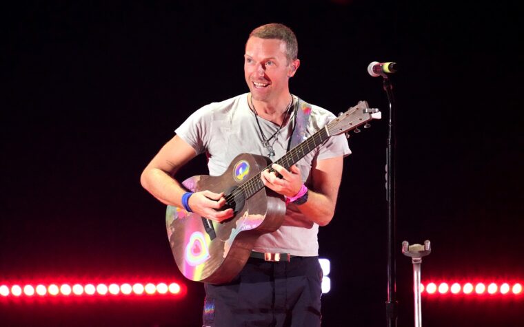 Regardez Chris Martin déguisé chanter « All My Love » de Coldplay dans un bar karaoké de Las Vegas