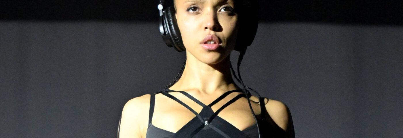 Regardez FKA Twigs présenter ses deux nouvelles chansons « Room Of Fools » et « Girl Feels Good » à la Fashion Week de Londres