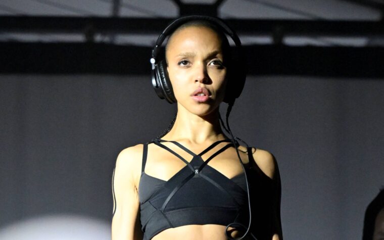 Regardez FKA Twigs présenter ses deux nouvelles chansons « Room Of Fools » et « Girl Feels Good » à la Fashion Week de Londres