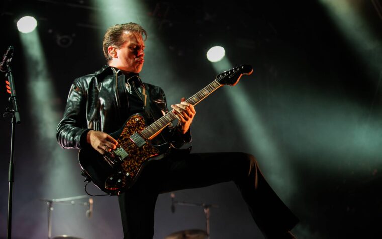 Regardez Franz Ferdinand faire ses débuts avec la nouvelle chanson "Hooked" alors qu'ils lancent une série de dates écossaises