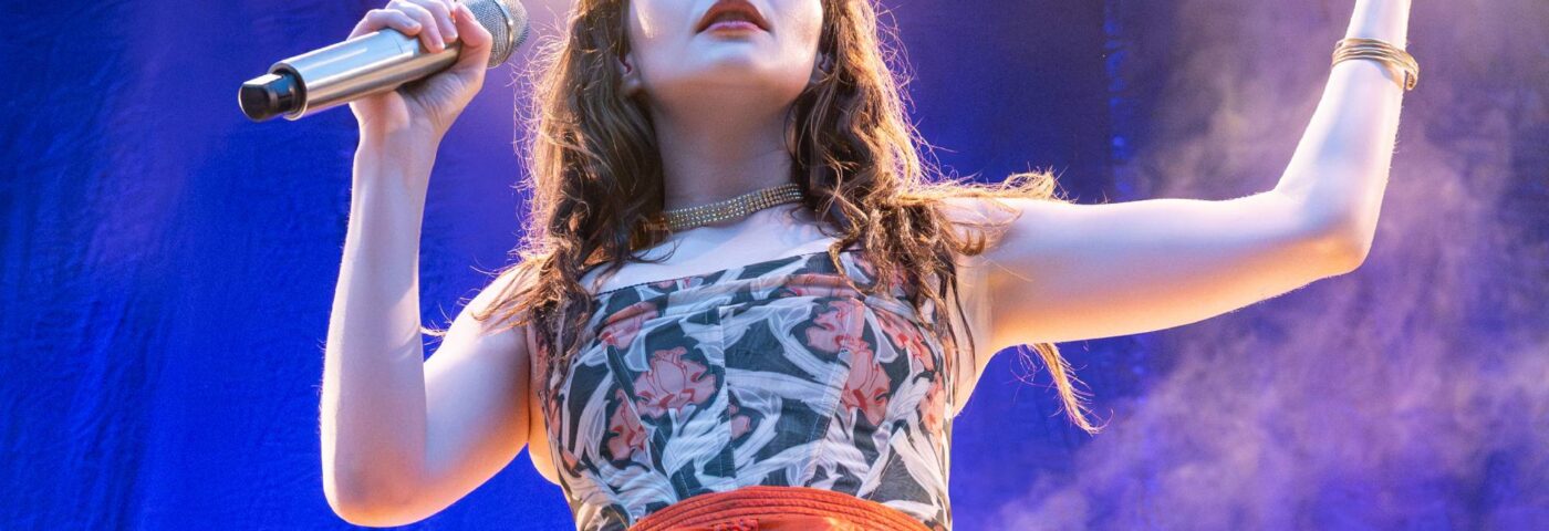Regardez Lauren Mayberry de Chvrches interpréter son prochain single « Something In The Air » en direct pour la première fois