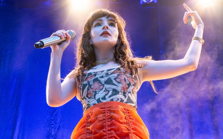 Regardez Lauren Mayberry de Chvrches interpréter son prochain single « Something In The Air » en direct pour la première fois