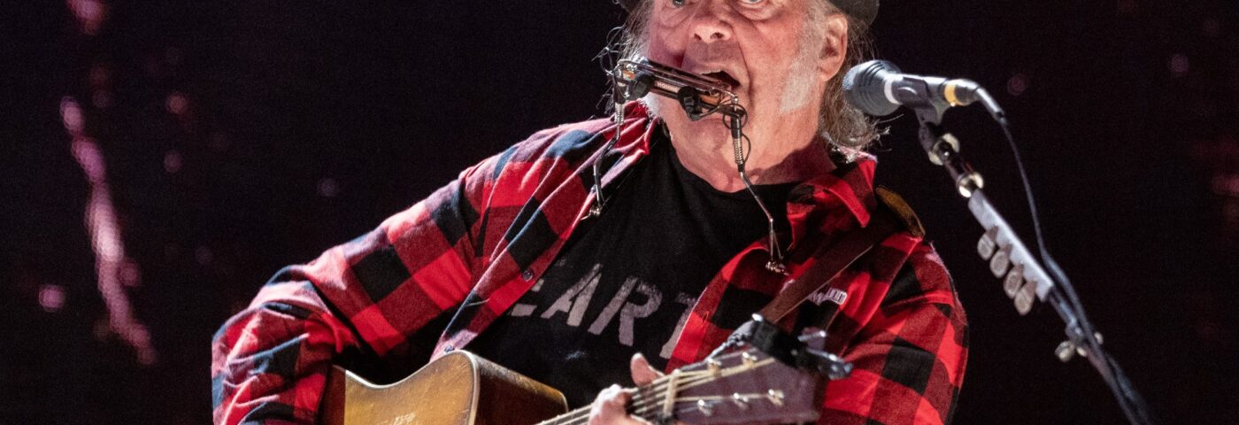 Regardez Neil Young interpréter le titre de 1977 « Hey Babe » en live pour la toute première fois