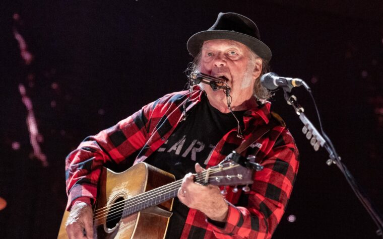 Regardez Neil Young interpréter le titre de 1977 « Hey Babe » en live pour la toute première fois