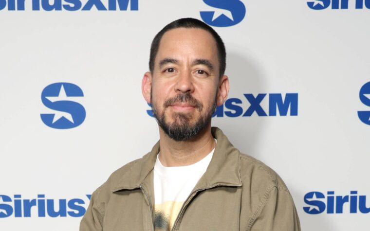 Regardez The Roots présenter Mike Shinoda sur l'air de « My Sharona » sur « Fallon »