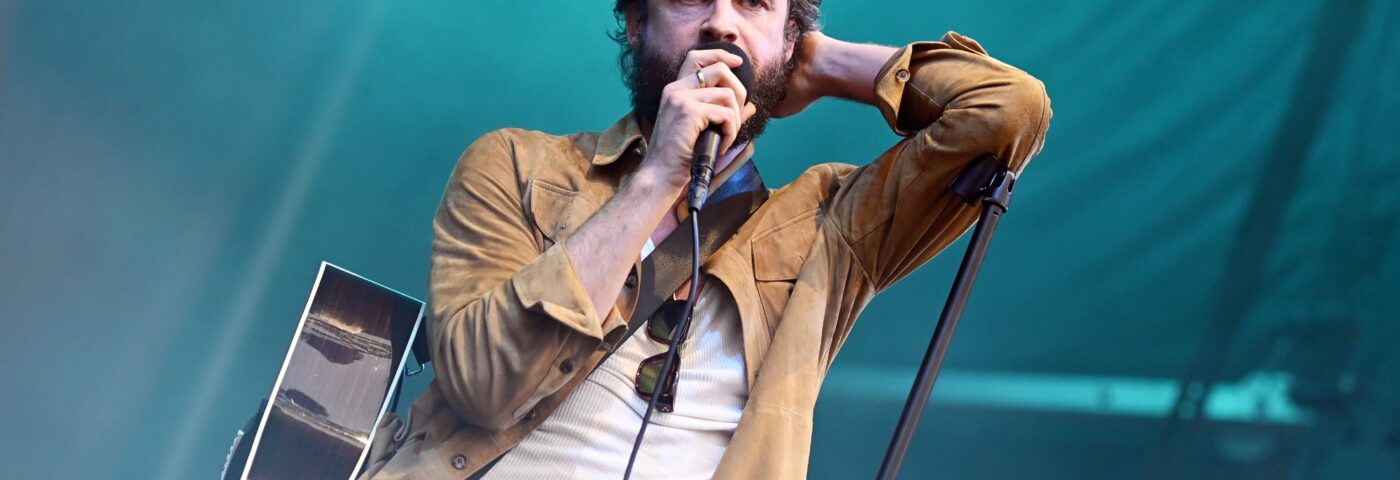 Regardez le père John Misty lancer sa nouvelle chanson « She Cleans Up »