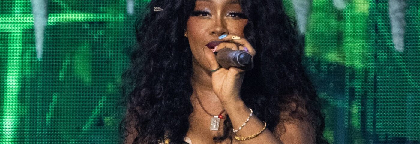 SZA, habillée en insecte, dit qu'elle « traverse une rupture » et que son ex-fiancé la « déteste » lors de son apparition dans « Hot Ones »