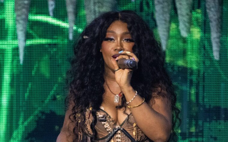 SZA, habillée en insecte, dit qu'elle "traverse une rupture" et que son ex-fiancé la "déteste" lors de son apparition dans "Hot Ones"