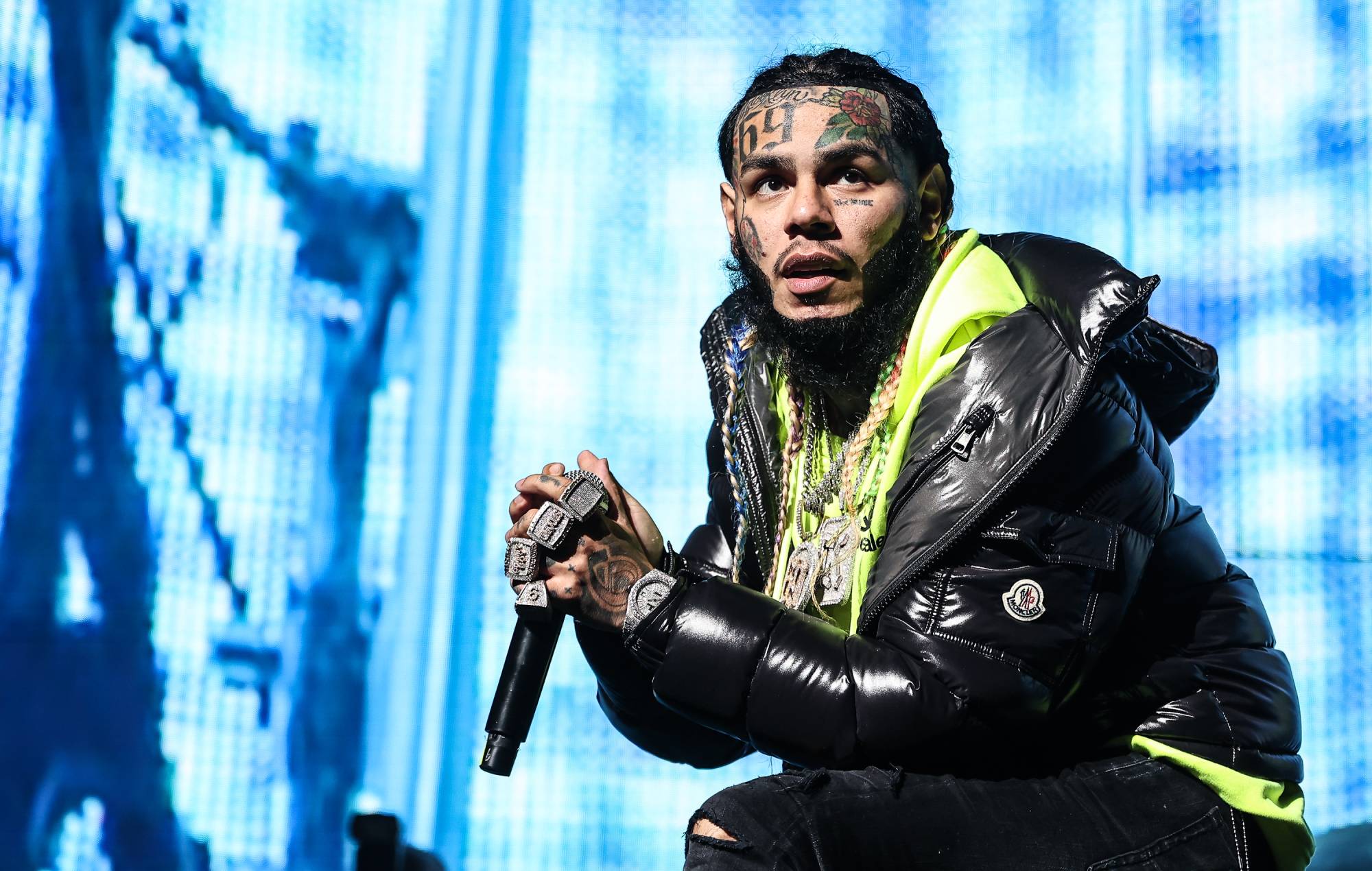 Le rappeur Tekashi 6ix9ine se produit lors du MiamiBash 2021 à la FTX Arena le 17 décembre 2021 à Miami, en Floride. (Photo de John Parra/Getty Images,)