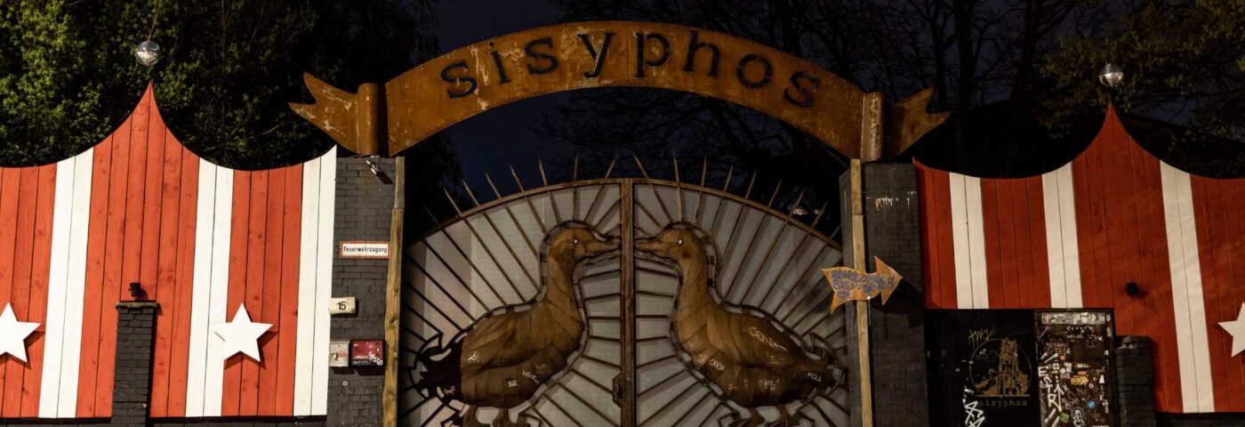 Un homme conduit sa voiture dans le club berlinois Sisyphos après s'être vu refuser l'entrée