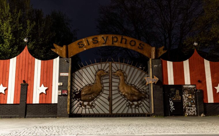 Un homme conduit sa voiture dans le club berlinois Sisyphos après s'être vu refuser l'entrée