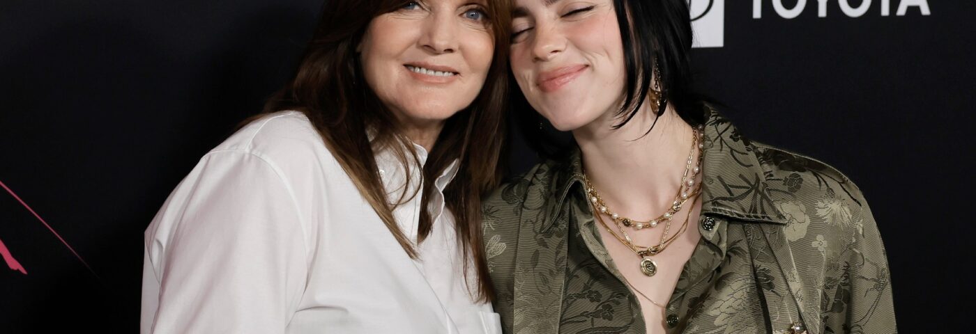 La mère de Billie Eilish pense que le fait que ses enfants soient appelés « bébés népo » est « hilarant »