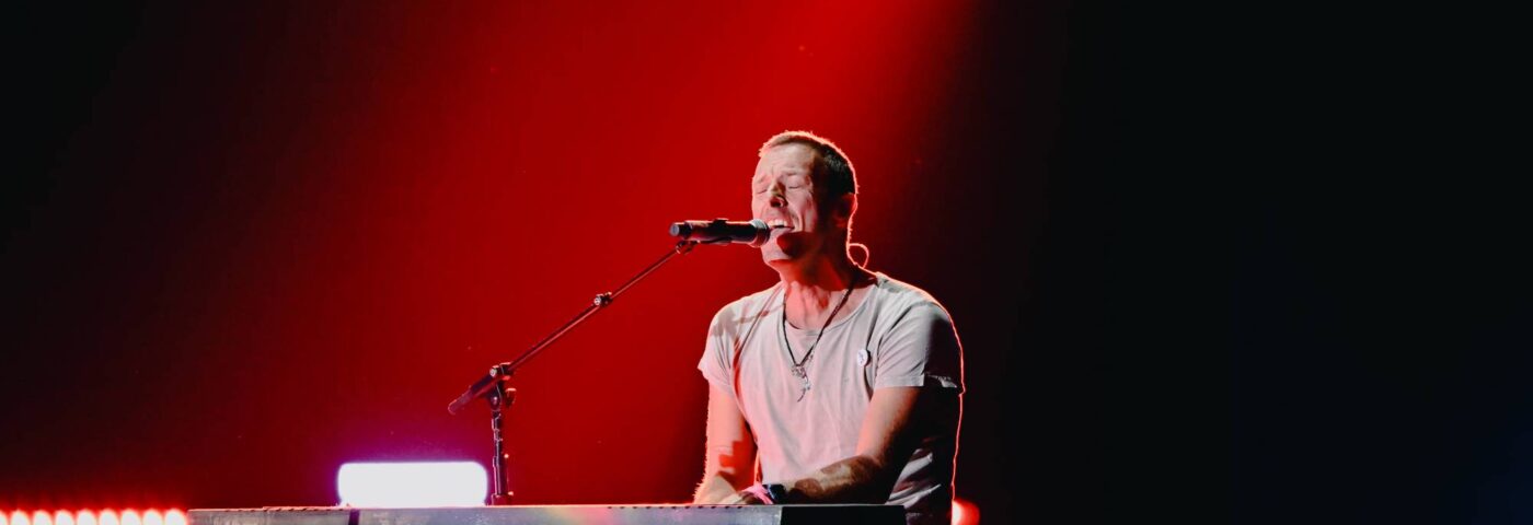Regardez la vidéo loufoque mais sincère du « dernier single » de Coldplay, « All My Love »