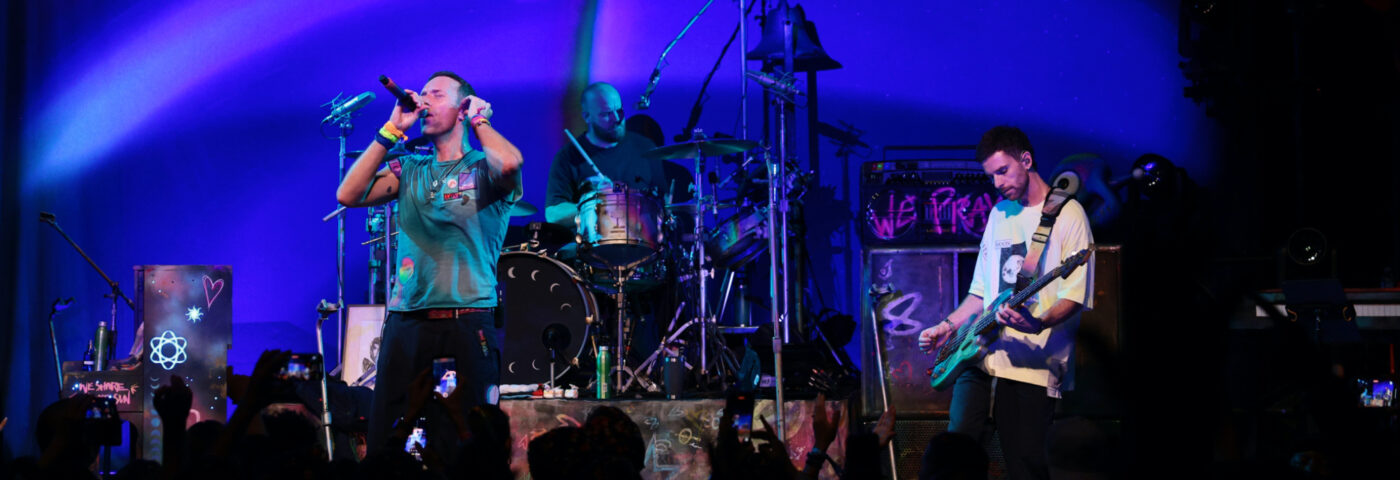 Coldplay fait ses débuts live à « Moon Music » et « The Karate Kid »
