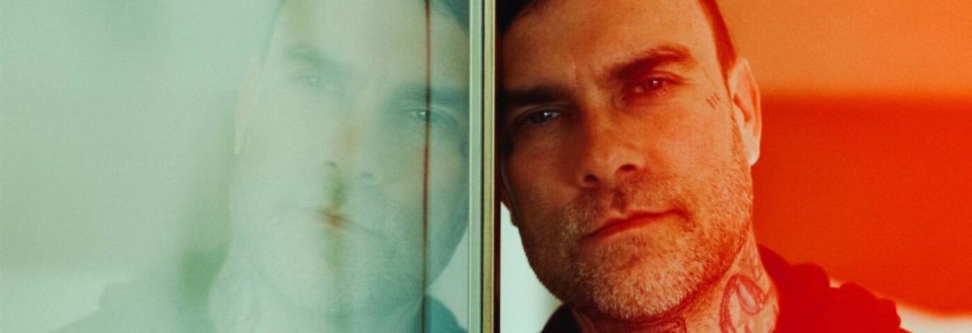 Le leader de The Used, Bert McCracken, se lance dans une carrière pop solo avec son premier single et album sous le nom de Robbietheused