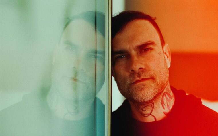 Le leader de The Used, Bert McCracken, se lance dans une carrière pop solo avec son premier single et album sous le nom de Robbietheused