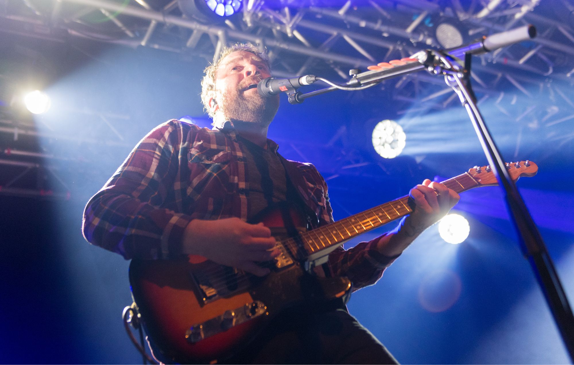 Scott Hutchison de Frightened Rabbit se produit en 2018