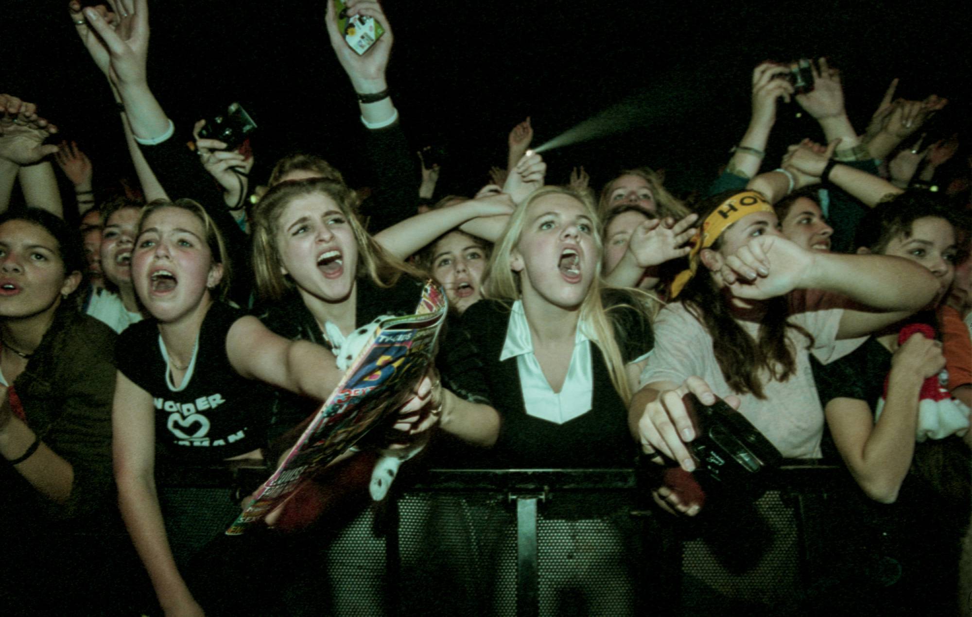   des fans aux premiers rangs du public, applaudissant, criant et brandissant des banderoles tout en regardant le boysband américain Backstreet Boys. (Photo de Paul Bergen/Redferns)