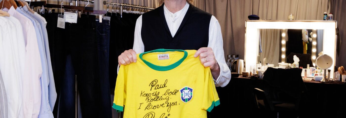 Pelé offre à Paul McCartney un maillot de football du Brésil : « Faites avancer le ballon »