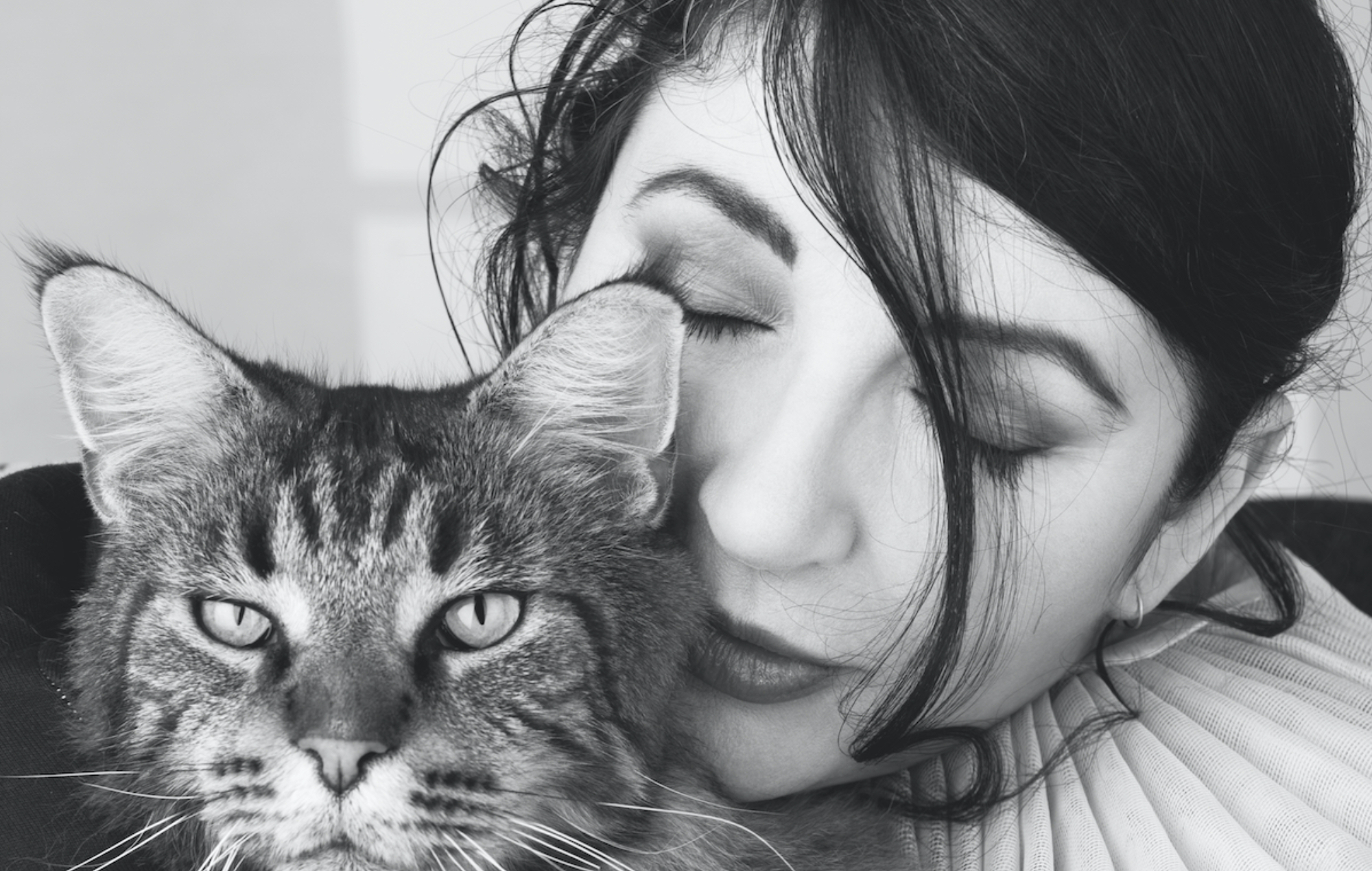 une photo en noir et blanc de Kate Bush et d'un chat