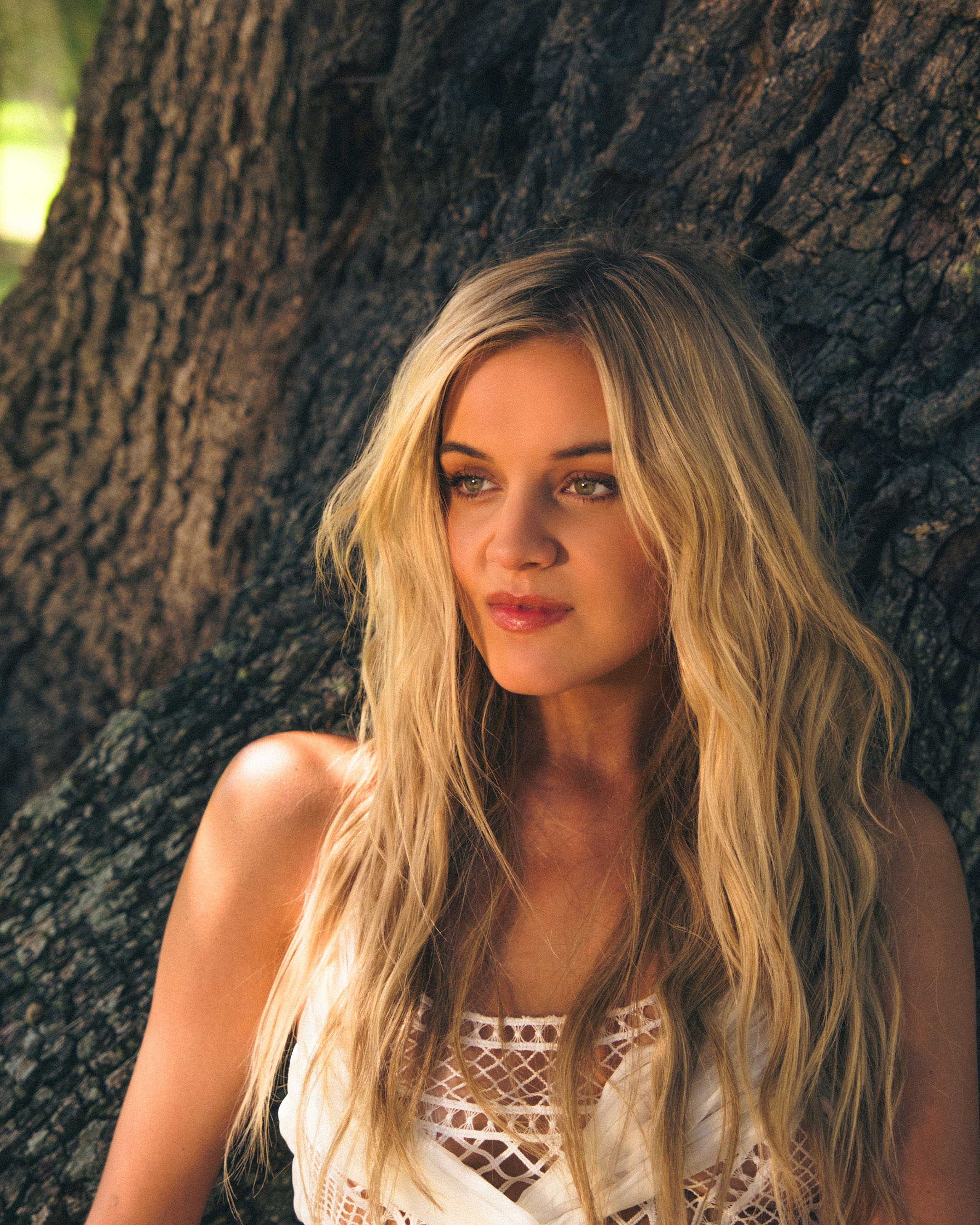 Kelsea Ballerini photographiée contre un arbre, photo de Nyk Allen