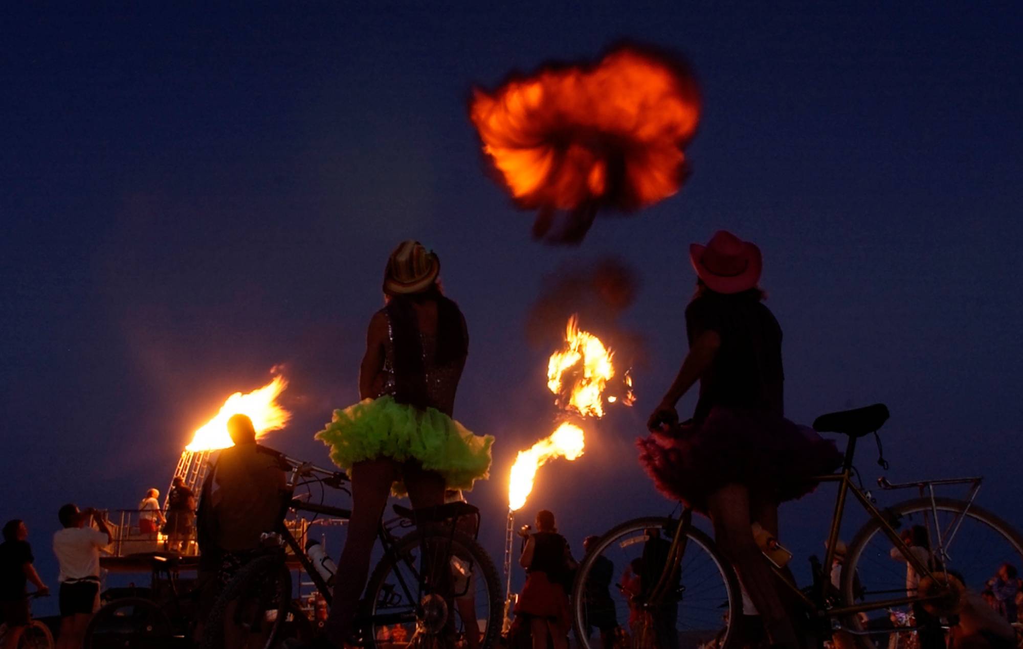 Une boule de feu géante et bruyante jaillit d'un canon chargé de gaz et enflammée par du propane, créant un anneau de fumée noire qui flotte au-dessus de la playa à Burning Man 2005. (Photo de Jim Rankin/Toronto Star via Getty Images)