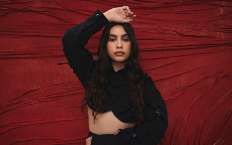 Alessia Cara partage le tendre "(Isn't It) Obvious" et annonce le nouvel album "Love & Hyperbole"