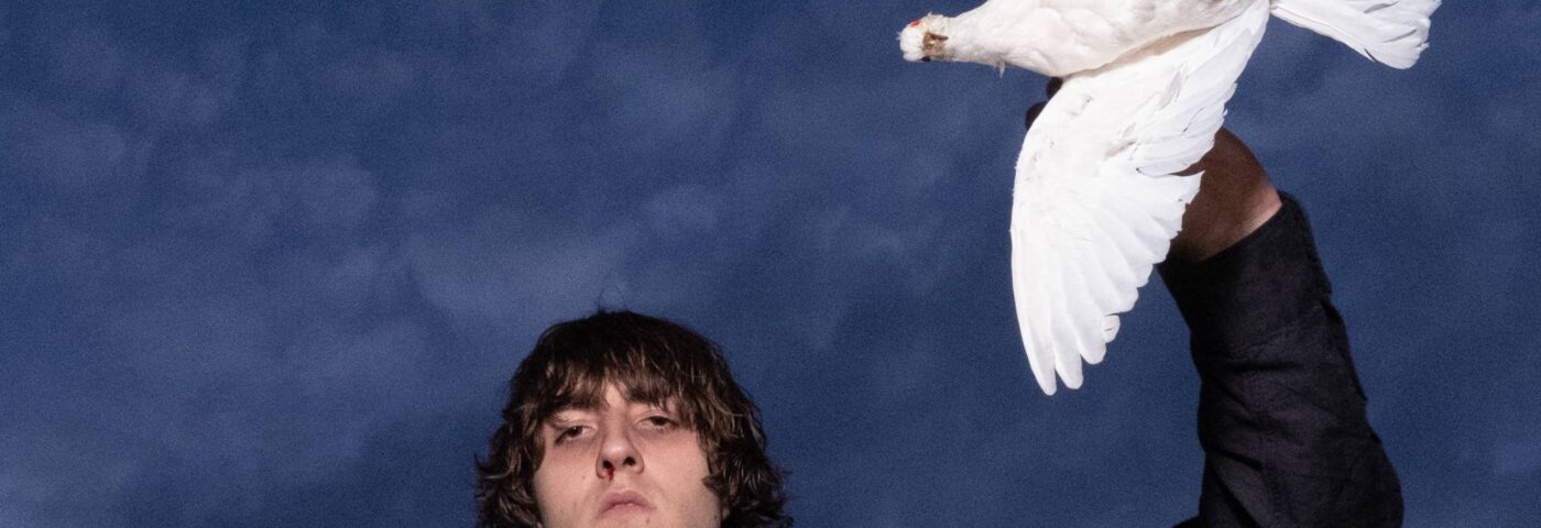 Cameron Winter, le leader des Geese, partage ses premiers singles solo « Vines » et « Take It With You »