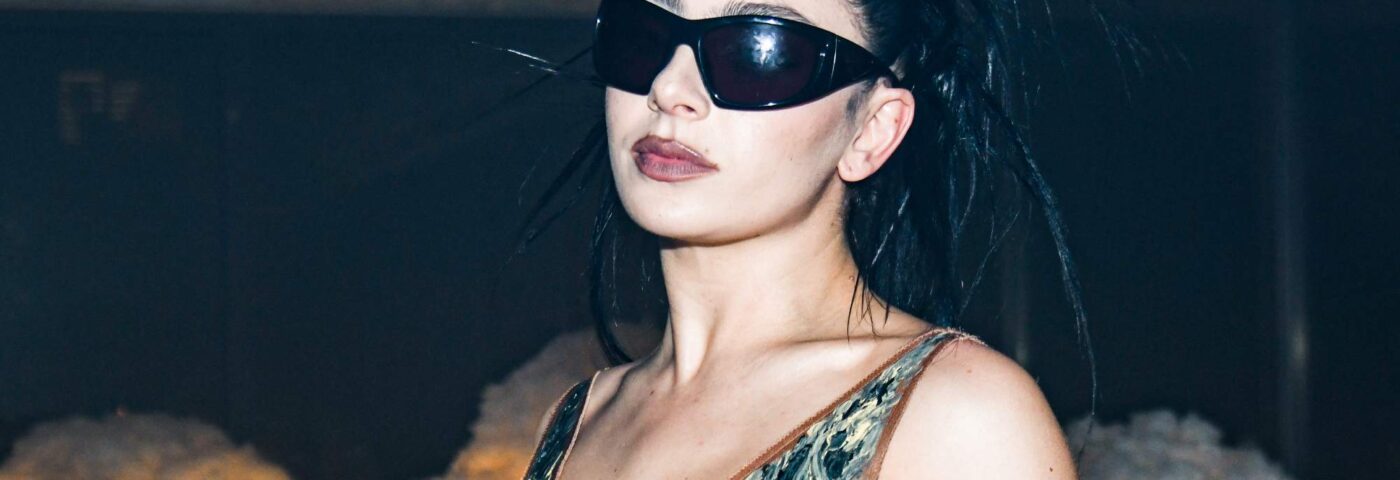 Charli XCX confirme les 18 fonctionnalités de l'album de remix 'Brat'