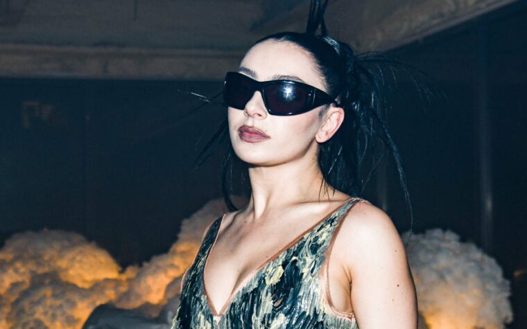 Charli XCX confirme les 18 fonctionnalités de l'album de remix 'Brat'