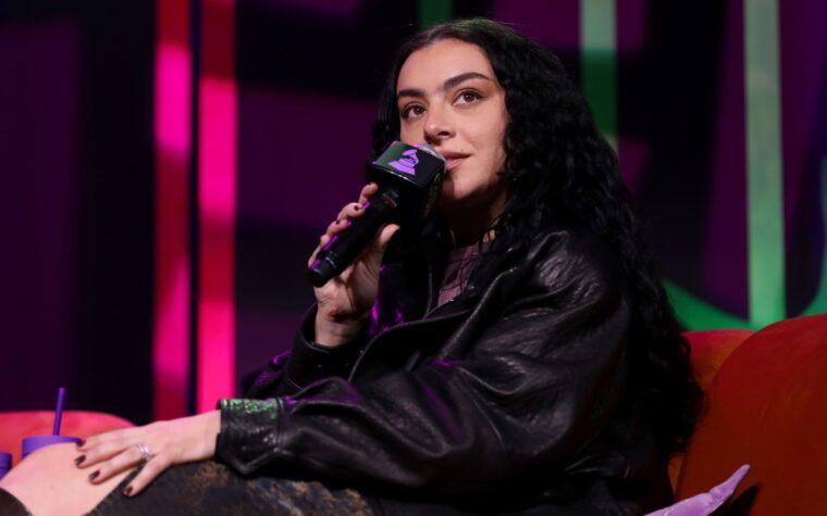 Charli XCX donne la tracklist de l'album de remix "Brat" aux fans et leur demande de la "mettre en ligne"