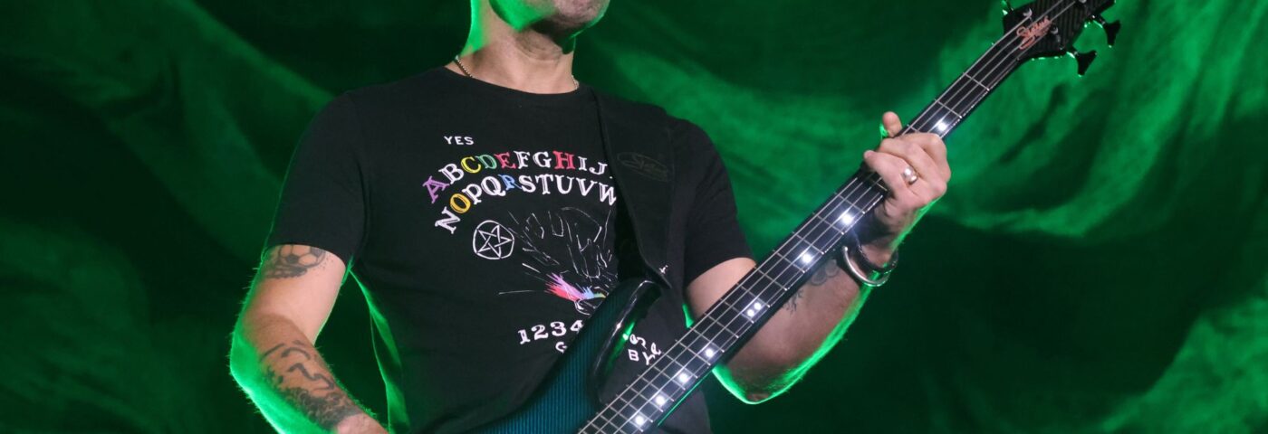 Chris Wolstenholme de Muse lance le nouveau groupe Chromes avec deux singles « Imaginary World » et « The Good Life »