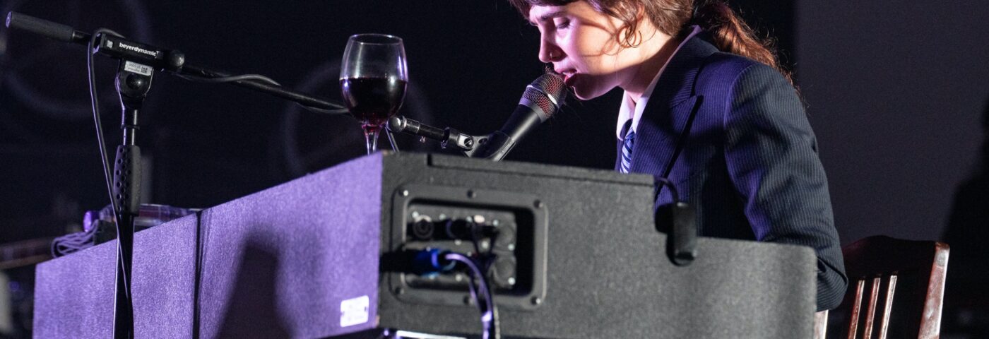 Clairo dit aux hommes d' »arrêter de me crier dessus » lors de ses défilés : « Soyez respectueux »