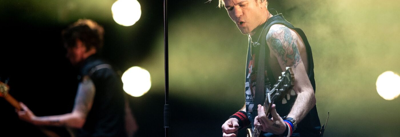 Deryck Whibley de Sum 41 s'exprime sur l'ancien manager qui nie les abus sexuels : « Il n'y a qu'une seule façon de régler cela : sous serment »