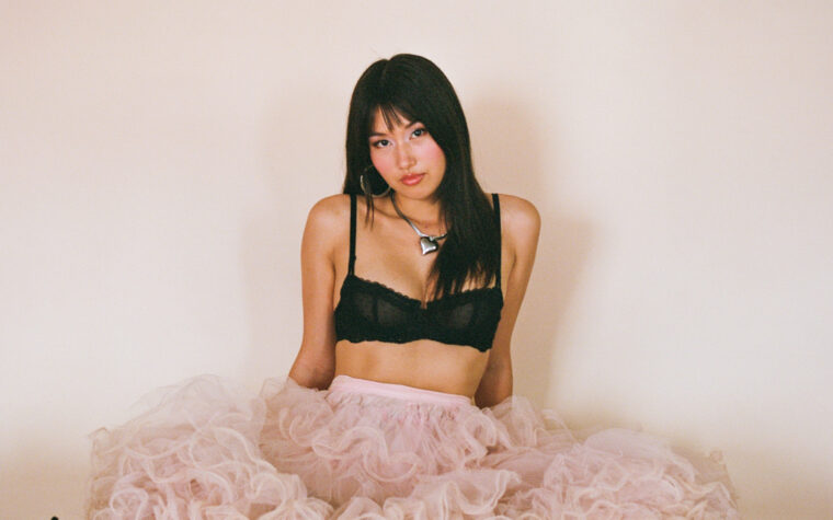 Écoutez la playlist exclusive « minuscule mais effrayante » de Juliet Ivy pour accompagner The Cover