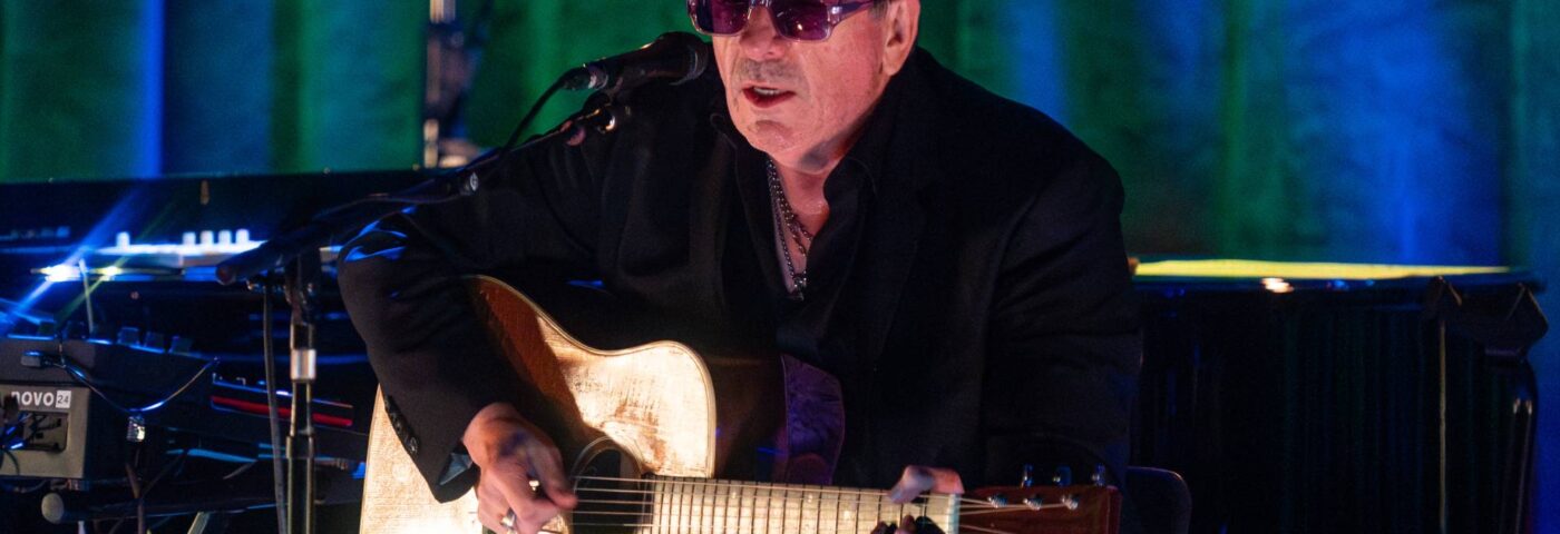 Elvis Costello annonce une réédition du coffret et partage une performance live inédite de « Only Daddy That'll Walk The Line »
