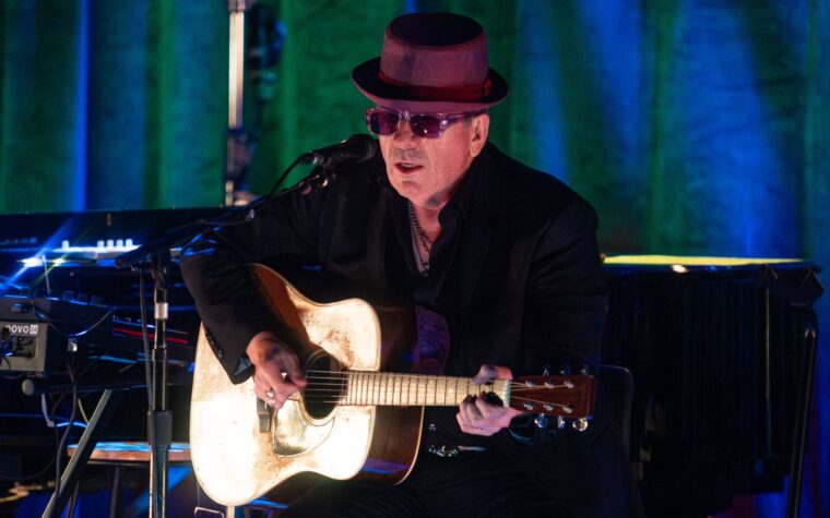 Elvis Costello annonce une réédition du coffret et partage une performance live inédite de "Only Daddy That'll Walk The Line"