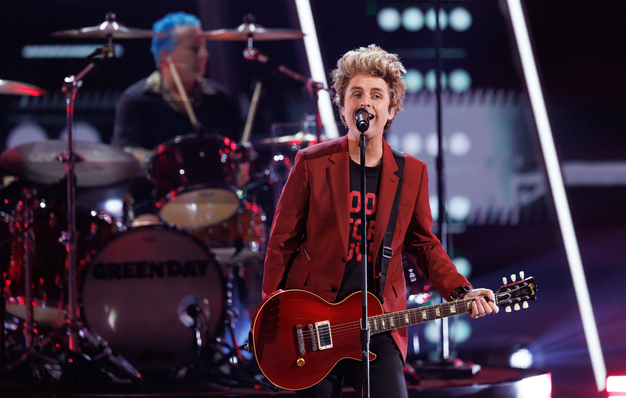 Green Day jouant en direct sur scène