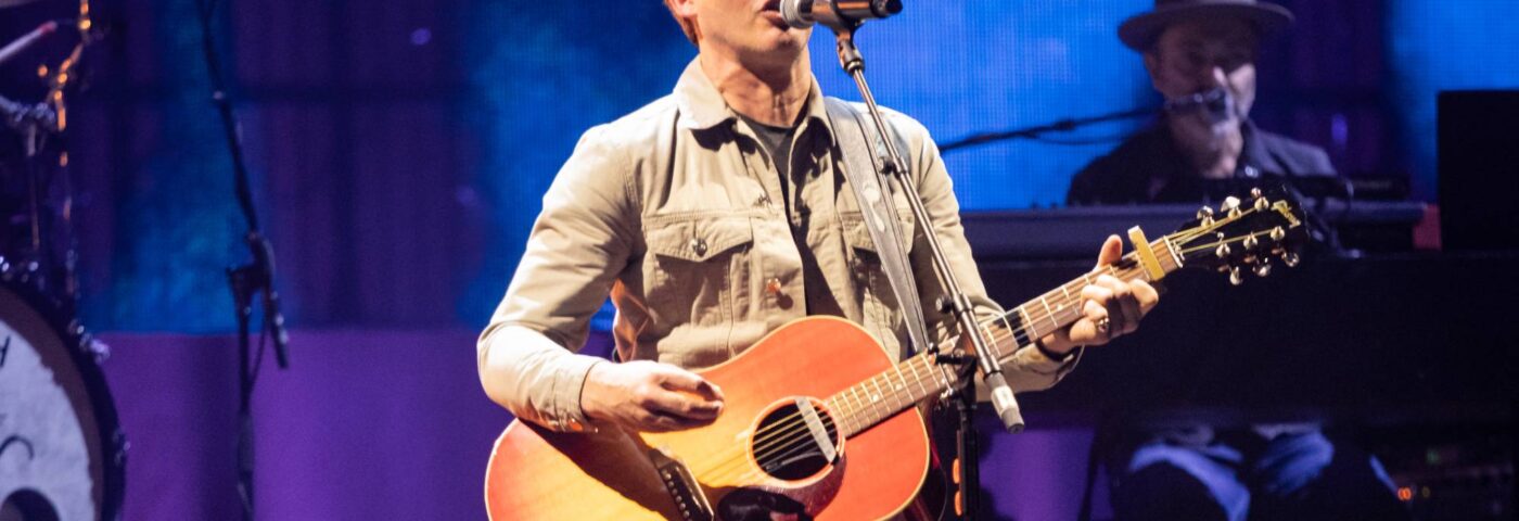 James Blunt promet de changer son nom pour « ce que veut le public » si son premier album atteint le numéro un