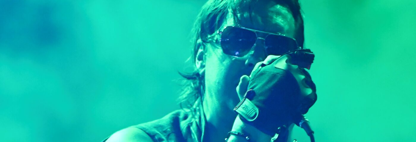 Julian Casablancas explique pourquoi il s'est « un peu éloigné » de son « travail très cool » dans The Strokes